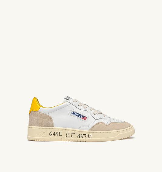 MEDALIST LOW SNEAKERS IN WHITE LEATHER AND SLICKER SUEDE WITH LETTERING - AUTRY Value