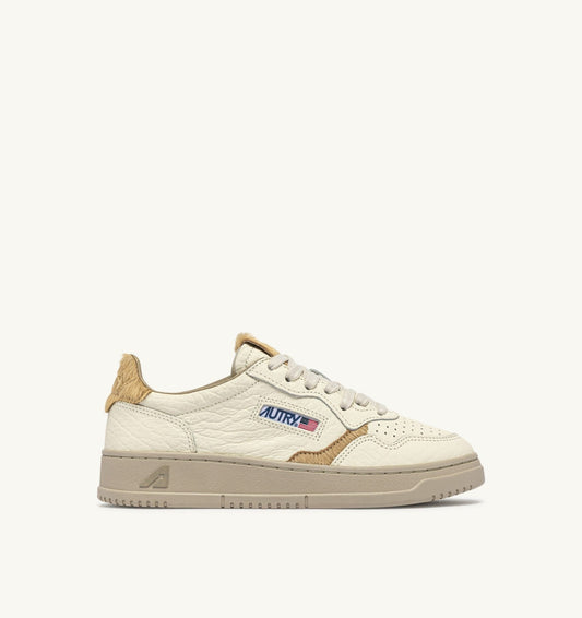 MEDALIST LOW SNEAKERS IN SAND LEATHER - AUTRY Quality