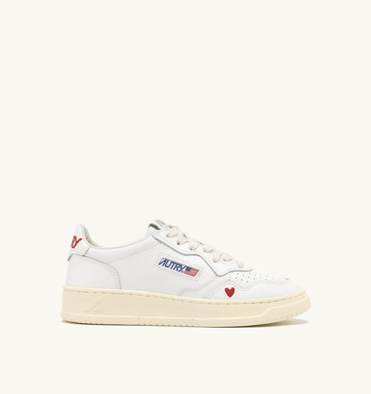 SNEAKERS MEDALIST 'LOVE' IN WHITE AND RED LEATHER - AUTRY Classic