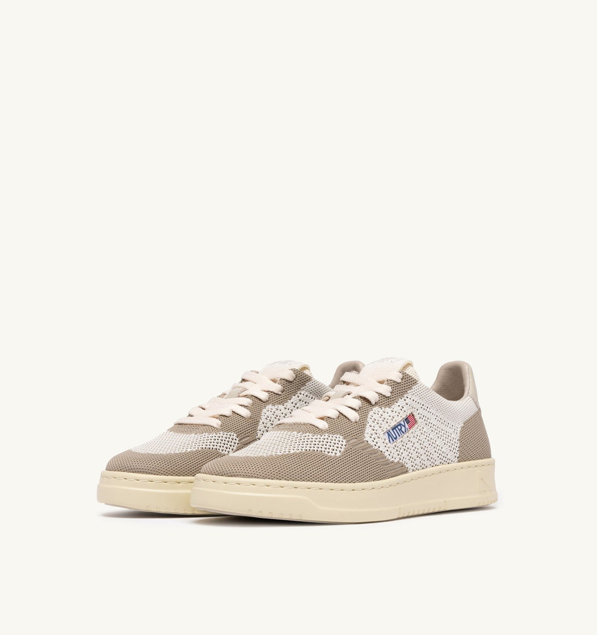 MEDALIST EASEKNIT LOW SNEAKERS IN IVORY WHITE AND PELICAN KNIT - AUTRY Quality