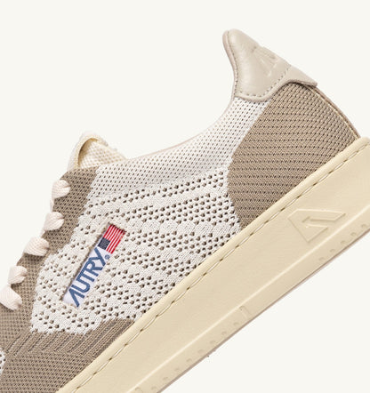 MEDALIST EASEKNIT LOW SNEAKERS IN IVORY WHITE AND PELICAN KNIT - AUTRY Quality