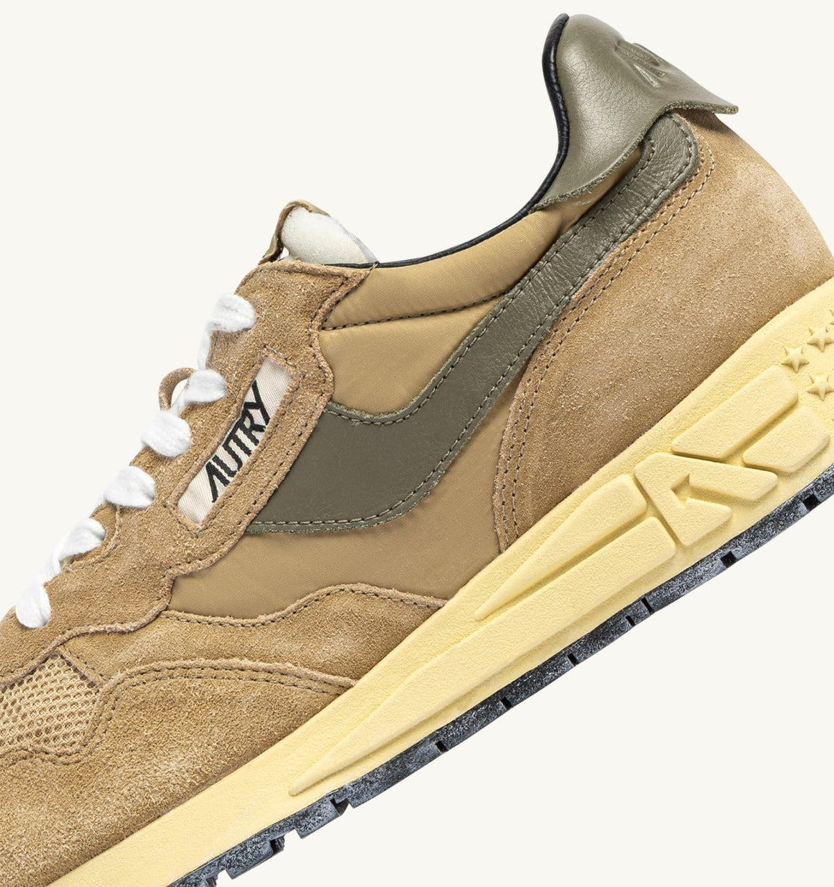 REELWIND LOW SNEAKERS IN FOAM SUGAR AND COVERT GREEN NYLON AND SUEDE - AUTRY Everyday