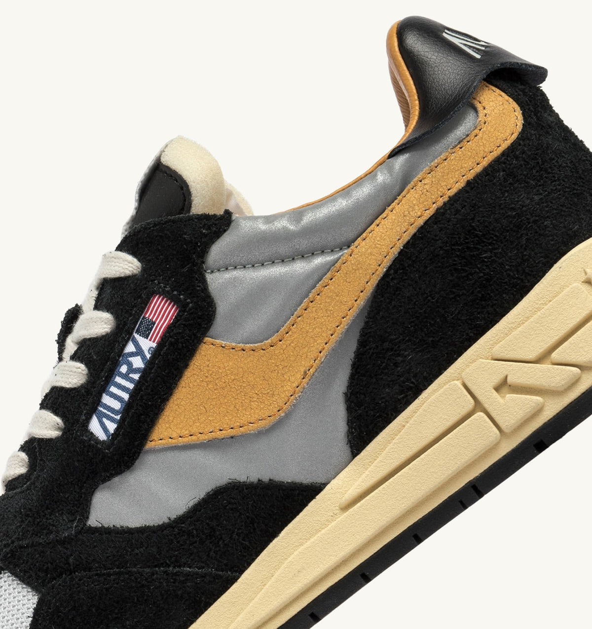 REELWIND LOW SNEAKERS IN BLACK SUEDE AND REFLECTIVE NYLON - AUTRY Classic
