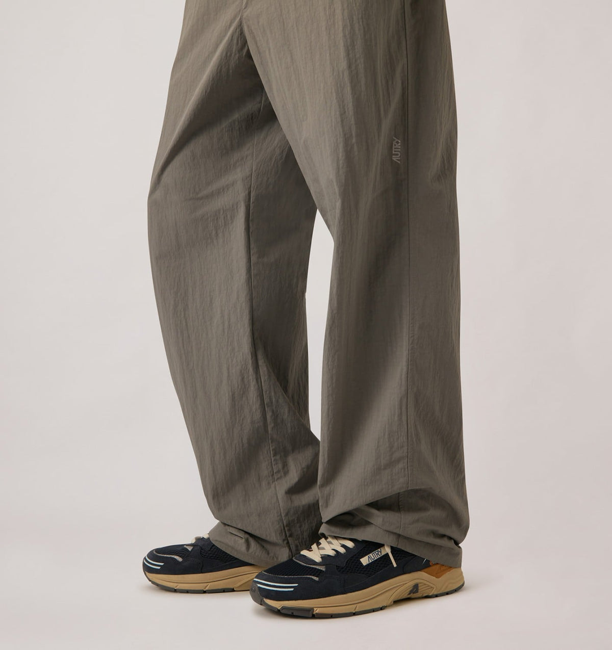 HYPERWAY SNEAKERS IN MIDNIGHT AND TOMATO CREAM SUEDE AND MESH - AUTRY Classic