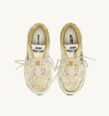 HYPERWAY SUPER VINTAGE SNEAKERS IN YELLOW AND SILVER SUEDE - AUTRY Classic