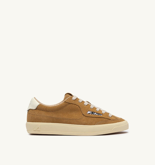 WINDSCAPE LOW SNEAKERS IN COPPER BROWN AND MARSHMALLOW SUEDE - AUTRY Classic