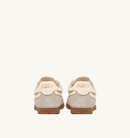 WINDSPIN SNEAKERS IN WIFE AND RUTABAGA SUEDE AND LEATHER - AUTRY Essential