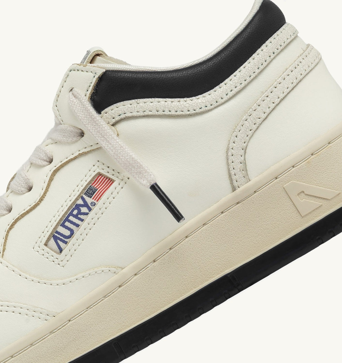 MED-WAY SNEAKERS IN LEATHER COLOR MARSHMALLOW AND BLACK - AUTRY Latest