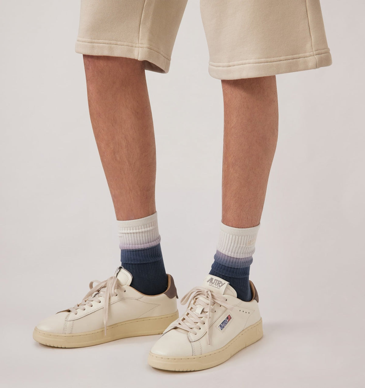 DALLAS LOW SNEAKERS IN MARSHMALLOW AND MOREL LEATHER - AUTRY Classic