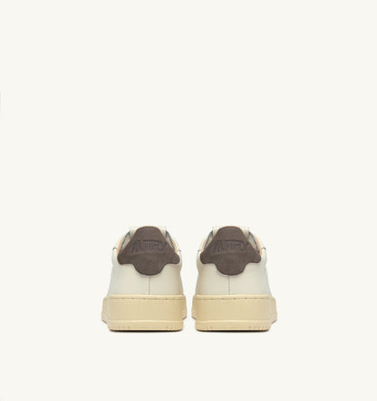 DALLAS LOW SNEAKERS IN MARSHMALLOW AND MOREL LEATHER - AUTRY Classic