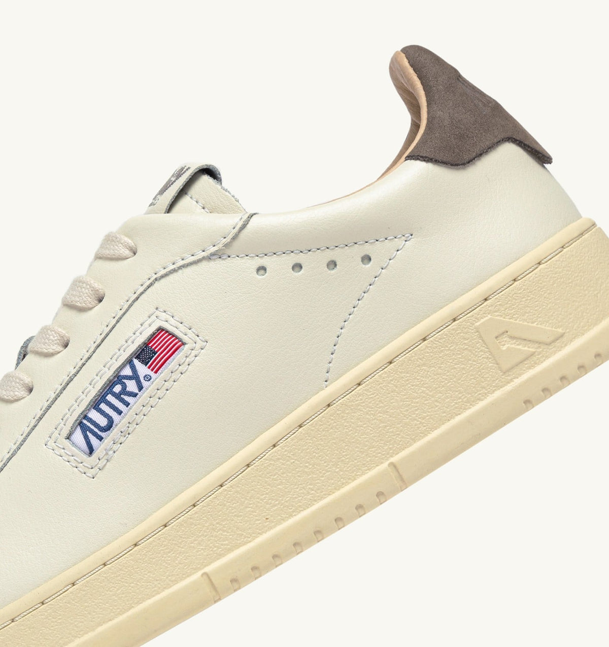 DALLAS LOW SNEAKERS IN MARSHMALLOW AND MOREL LEATHER - AUTRY Classic
