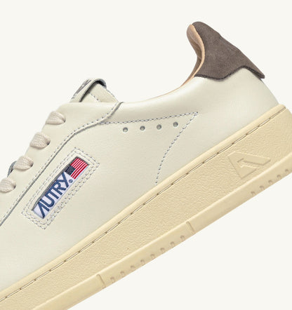 DALLAS LOW SNEAKERS IN MARSHMALLOW AND MOREL LEATHER - AUTRY Classic