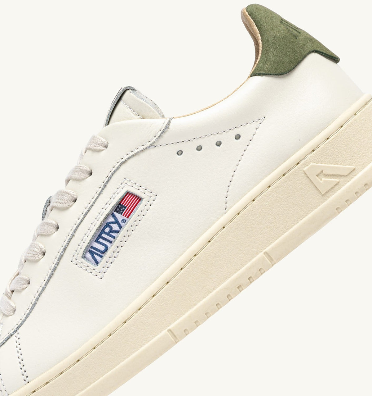 DALLAS LOW SNEAKERS IN LODEN GREEN AND MARSHMALLOW LEATHER - AUTRY Essential