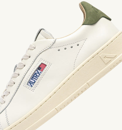 DALLAS LOW SNEAKERS IN LODEN GREEN AND MARSHMALLOW LEATHER - AUTRY Essential