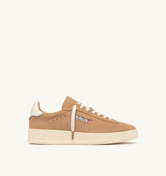 DALLAS LOW SNEAKERS IN PEANUT SUEDE - AUTRY Classic