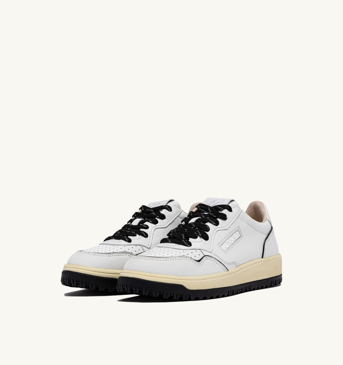 GOLF LOW SNEAKERS IN LEATHER COLOR WHITE AND BLACK - AUTRY Essential