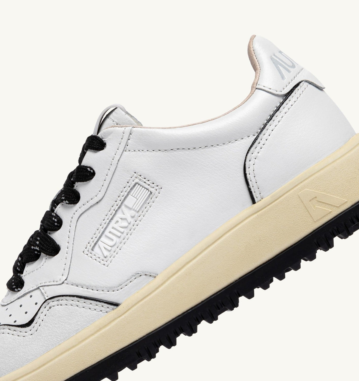 GOLF LOW SNEAKERS IN LEATHER COLOR WHITE AND BLACK - AUTRY Essential