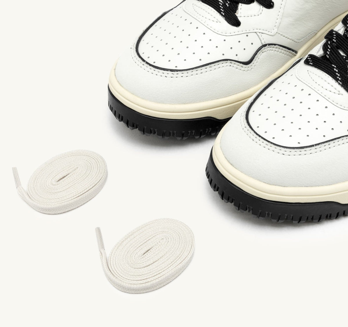 GOLF LOW SNEAKERS IN LEATHER COLOR WHITE AND BLACK - AUTRY Essential