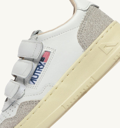 MEDALIST KIDSTRIPES SNEAKERS IN WHITE LEATHER AND GLITTER GRAY LEATHER - AUTRY Everyday
