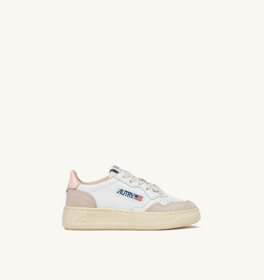 MEDALIST KIDS LOW SNEAKERS IN WHITE AND CREOLE PINK SUEDE - AUTRY Classic