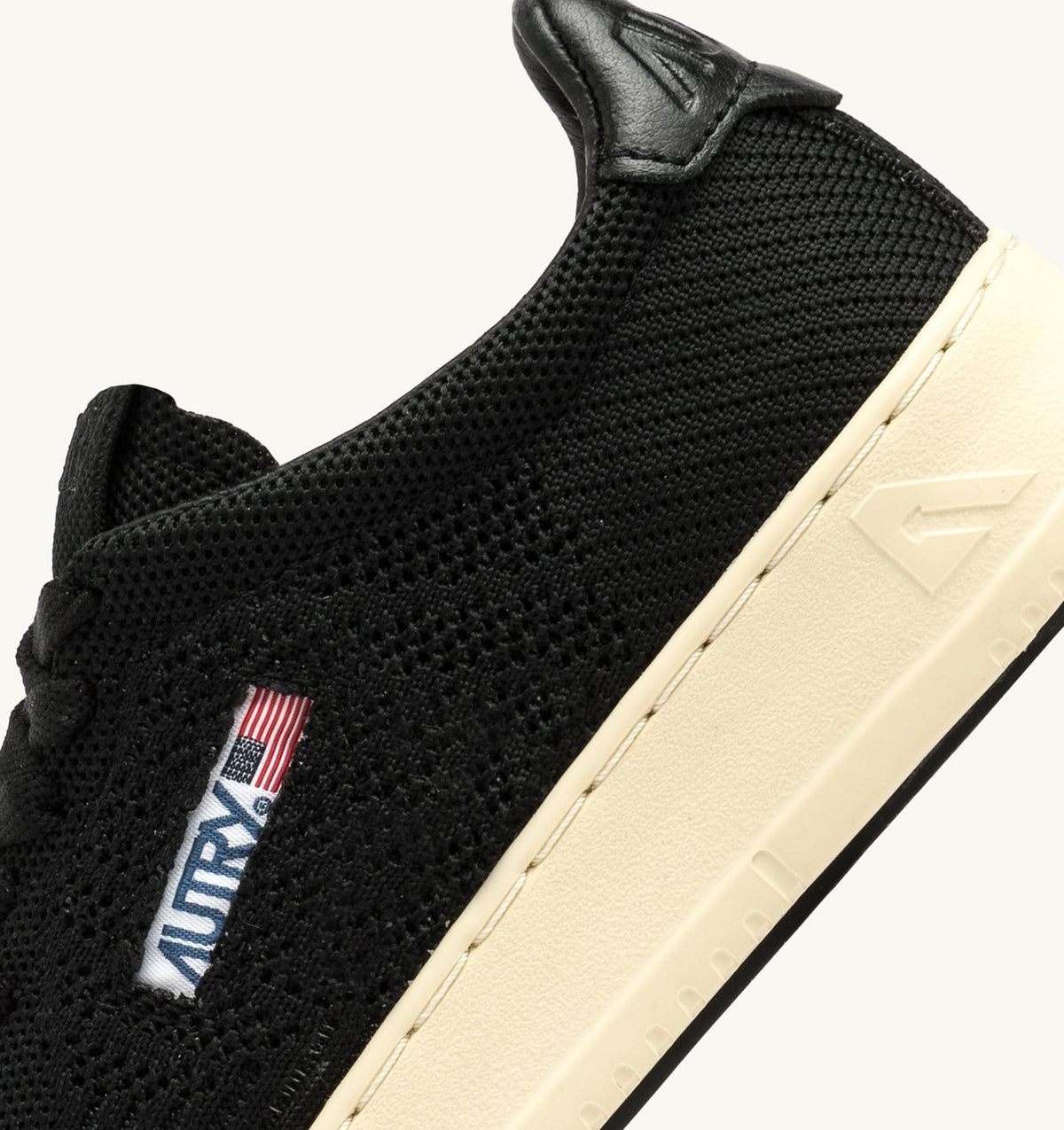 EASEKNIT MEDALIST LOW SNEAKERS IN BLACK COLOR KNIT - AUTRY Essential