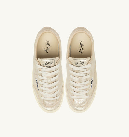 WINDSCAPE LOW SNEAKERS IN PLATINUM AND SAND LAMINATED SUEDE - AUTRY Value
