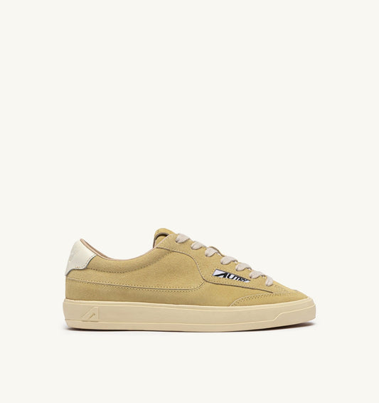 WINDSCAPE LOW SNEAKERS IN STRAW AND MARSHMALLOW SUEDE - AUTRY Essential