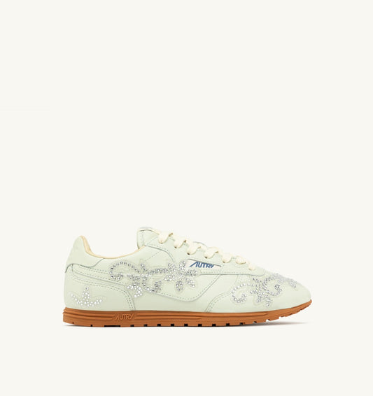 WINDSPIN SNEAKERS IN BONE WHITE LEATHER WITH DECORATIONS - AUTRY Essential