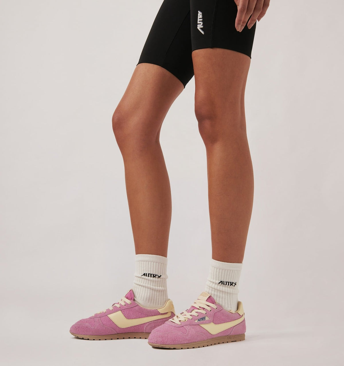 WINDSPIN SNEAKERS IN ROSE POMPADUR AND RUTABAGA SUEDE AND LEATHER - AUTRY Essential