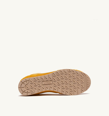 SNEAKERS WINDSPIN IN SUEDE AND LEATHER COLOR MINERAL YELLOW AND RUTABAGA - AUTRY Essential