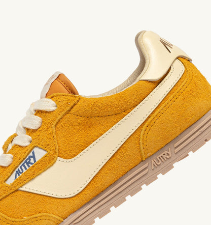 SNEAKERS WINDSPIN IN SUEDE AND LEATHER COLOR MINERAL YELLOW AND RUTABAGA - AUTRY Essential