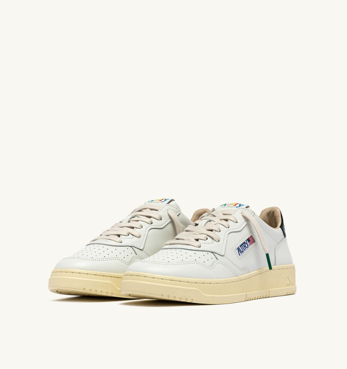 MEDALIST LOW SNEAKERS IN WHITE AND BLACK LEATHER - AUTRY Great Value