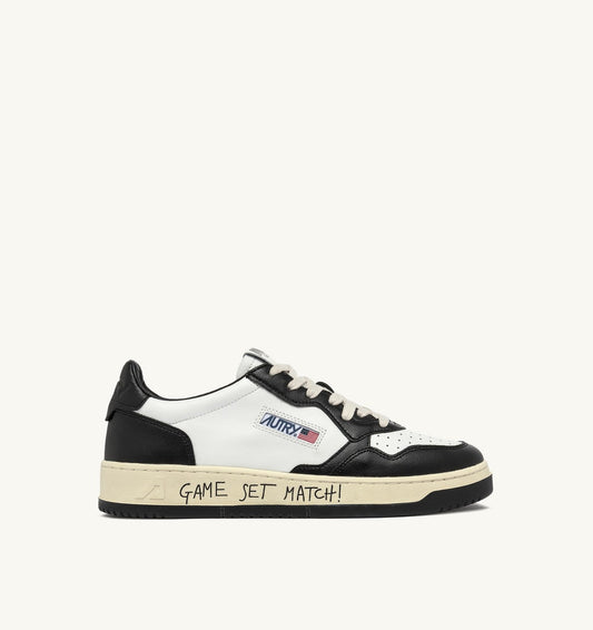 MEDALIST LOW SNEAKERS IN WHITE AND BLACK LEATHER WITH LETTERING - AUTRY Latest