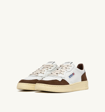 MEDALIST LOW SNEAKERS IN WHITE LEATHER AND TUNDRA SUEDE - AUTRY Classic