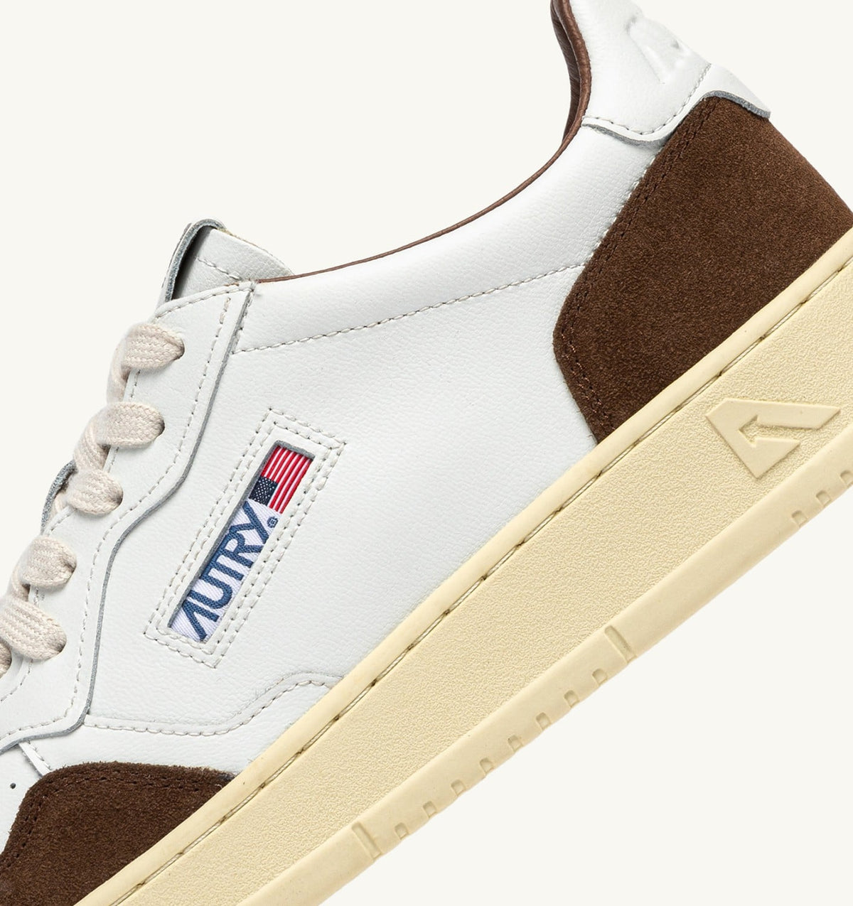 MEDALIST LOW SNEAKERS IN WHITE LEATHER AND TUNDRA SUEDE - AUTRY Classic