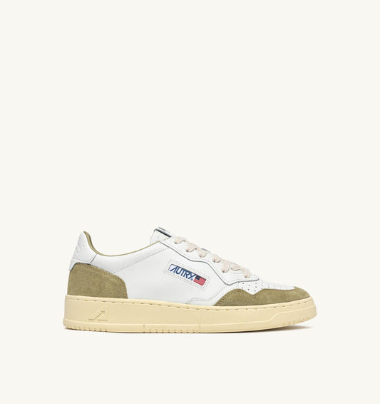 MEDALIST LOW SNEAKERS IN WHITE LEATHER AND GRAY GREEN SUEDE - AUTRY Essential