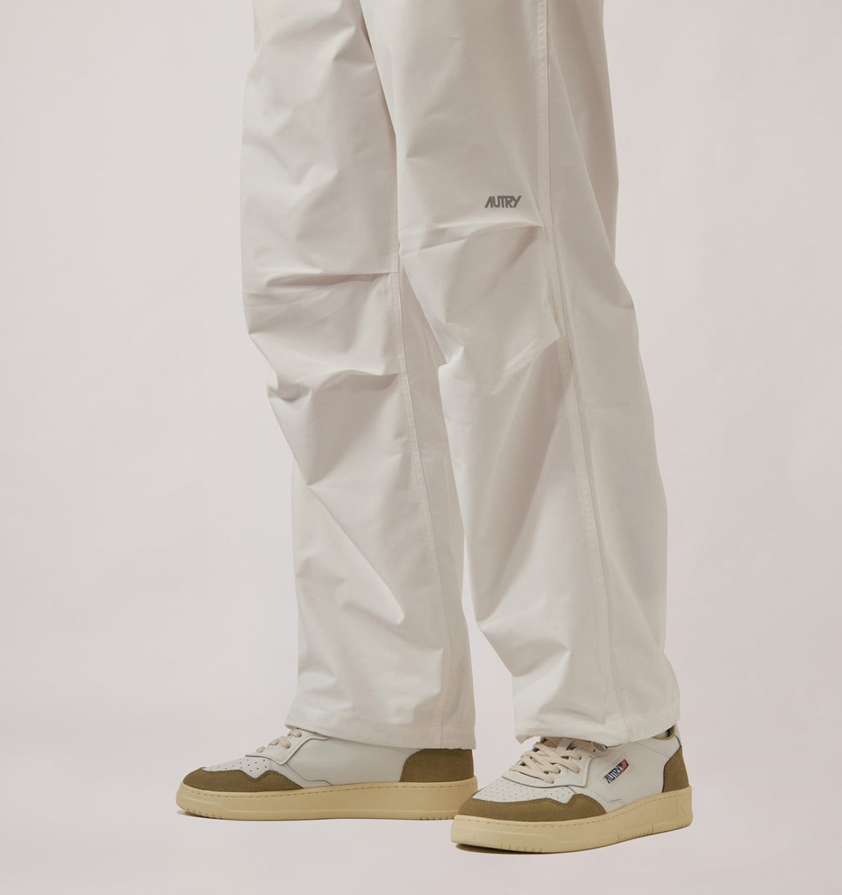 MEDALIST LOW SNEAKERS IN WHITE LEATHER AND GRAY GREEN SUEDE - AUTRY Essential