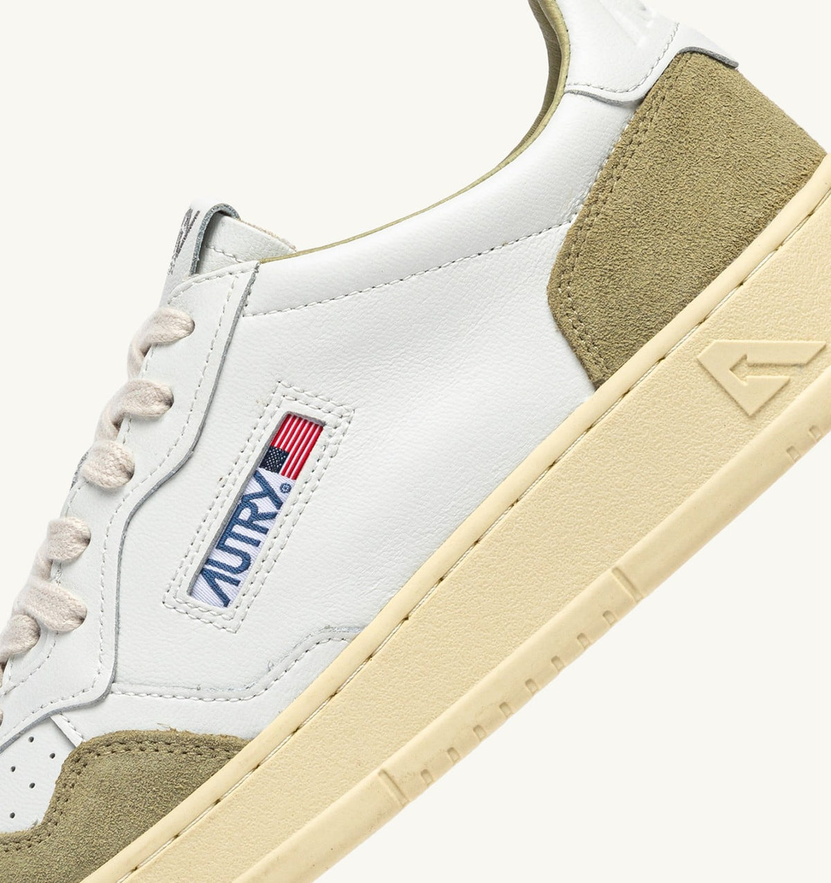 MEDALIST LOW SNEAKERS IN WHITE LEATHER AND GRAY GREEN SUEDE - AUTRY Essential