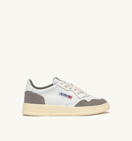 MEDALIST LOW SNEAKERS IN WHITE LEATHER AND CEMENT SUEDE - AUTRY Everyday