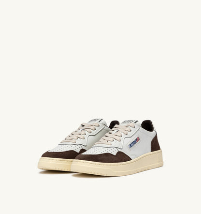 MEDALIST LOW SNEAKERS IN WHITE LEATHER AND MAHOGANY SUEDE - AUTRY Great Value