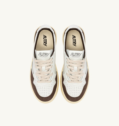 MEDALIST LOW SNEAKERS IN WHITE LEATHER AND MAHOGANY SUEDE - AUTRY Great Value