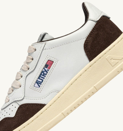 MEDALIST LOW SNEAKERS IN WHITE LEATHER AND MAHOGANY SUEDE - AUTRY Great Value