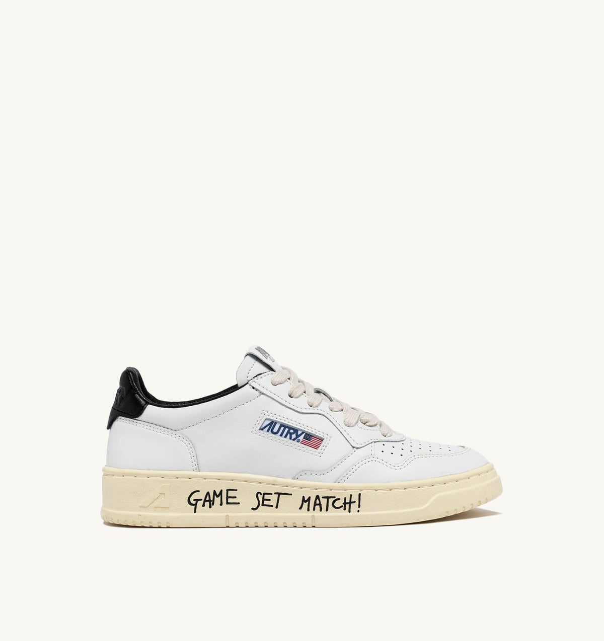 MEDALIST LOW SNEAKERS IN WHITE AND BLACK LEATHER WITH LETTERING - AUTRY Quality