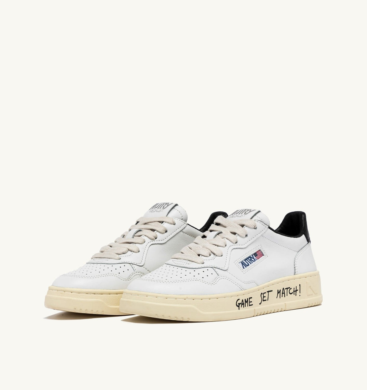 MEDALIST LOW SNEAKERS IN WHITE AND BLACK LEATHER WITH LETTERING - AUTRY Quality