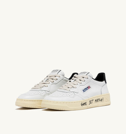 MEDALIST LOW SNEAKERS IN WHITE AND BLACK LEATHER WITH LETTERING - AUTRY Quality