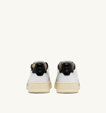 MEDALIST LOW SNEAKERS IN WHITE AND BLACK LEATHER WITH LETTERING - AUTRY Quality