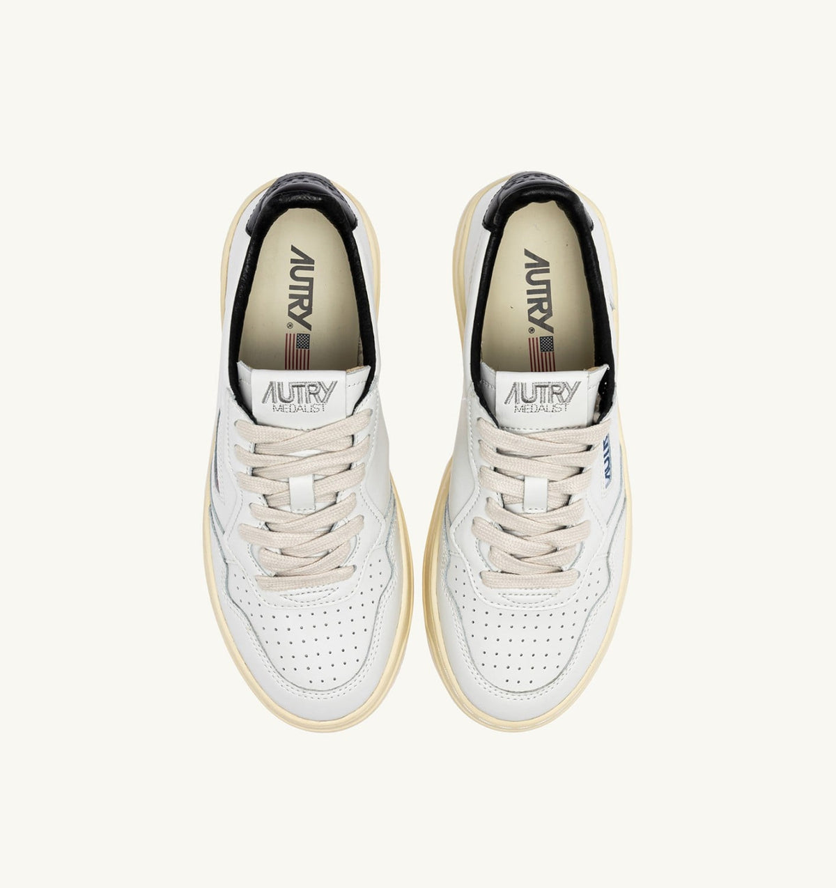 MEDALIST LOW SNEAKERS IN WHITE AND BLACK LEATHER WITH LETTERING - AUTRY Quality