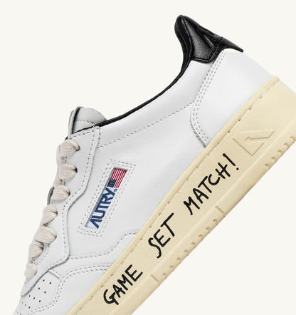 MEDALIST LOW SNEAKERS IN WHITE AND BLACK LEATHER WITH LETTERING - AUTRY Quality