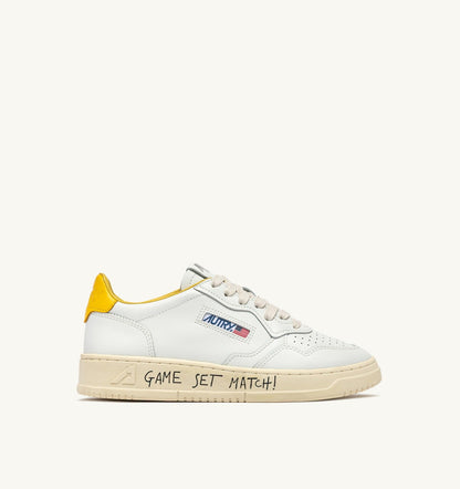 MEDALIST LOW SNEAKERS IN WHITE AND SLICKER LEATHER WITH LETTERING - AUTRY Classic