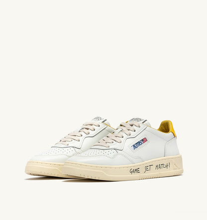 MEDALIST LOW SNEAKERS IN WHITE AND SLICKER LEATHER WITH LETTERING - AUTRY Classic